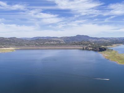 Mirror like waters at Lake Burrendong