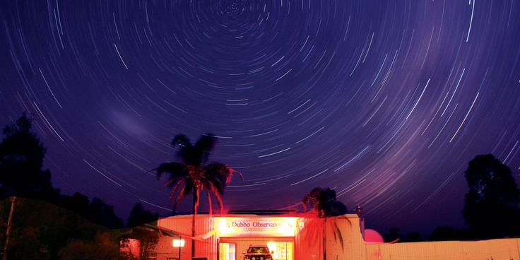 Attractions - The Night Sky In Front Of The Dubbo Observatory