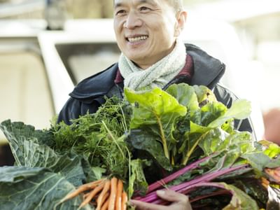 VISIT BUSINESSLISTING Dubbo Farmers Market Farmer 2 CREDIT Destination NSW