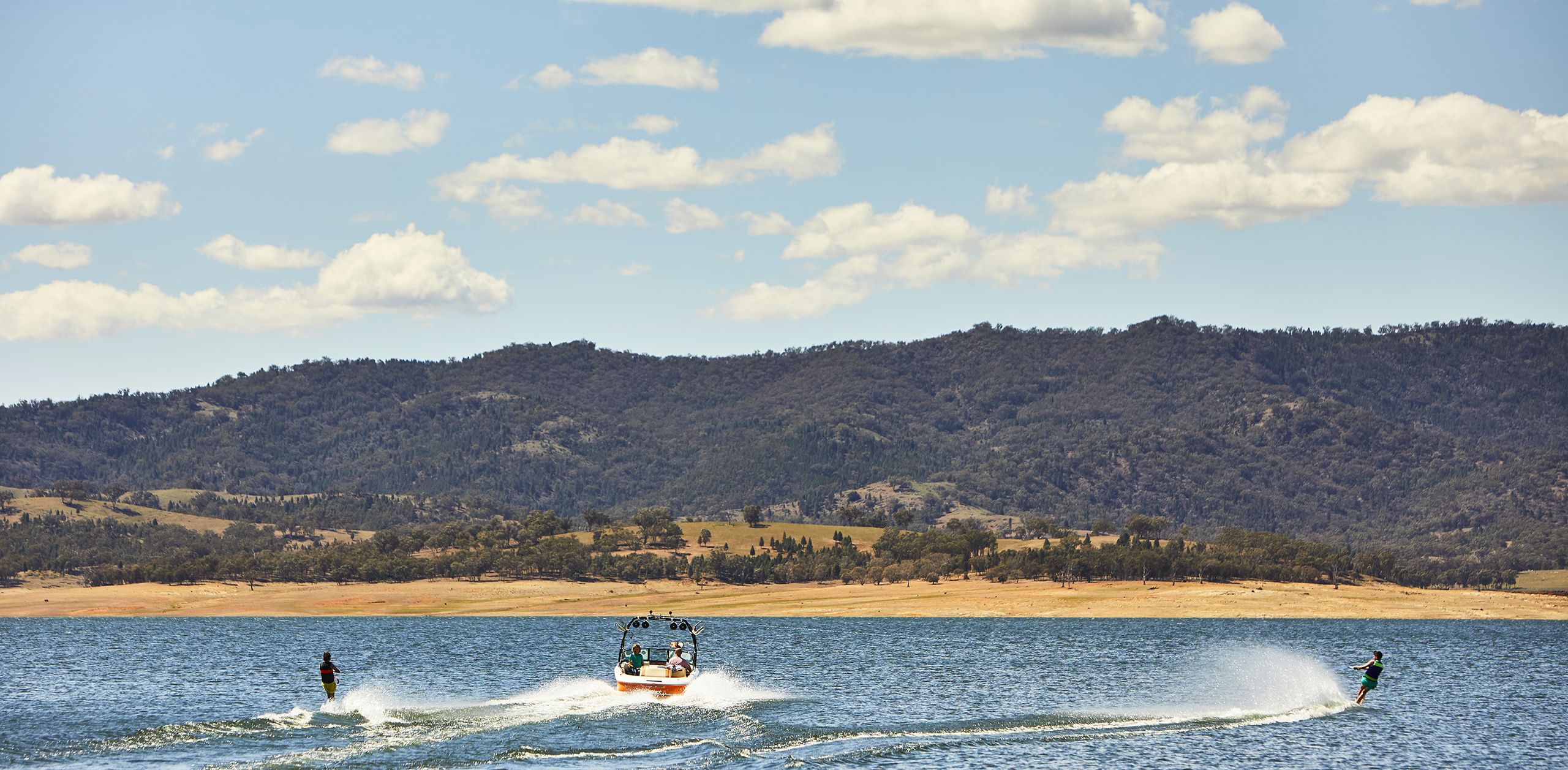 Waterskiing on Burrendong Dam